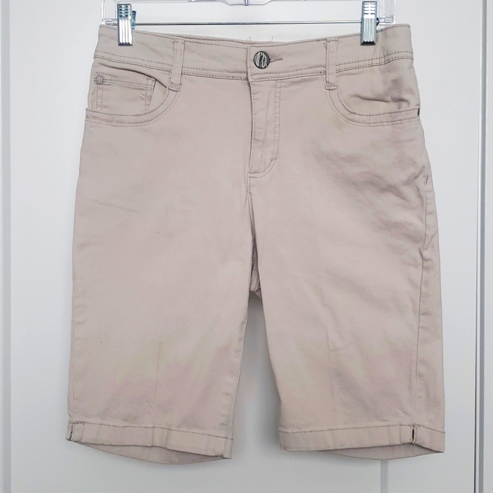 Nine West Jeans sz 6 light khaki colored Bermuda shorts.